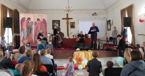 Halellu Jah. Integracja przy niedzielnym obiedzie, muzyce "Chudoby” i "szafie sąsiada"