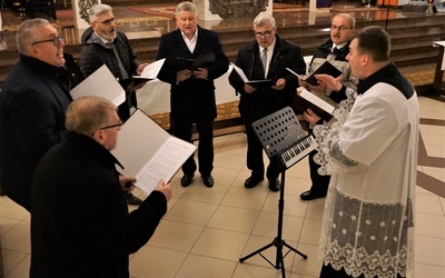  Męska Schola Gregoriańska z parafii MB Nieustającej Pomocy w Starachowicach pod kierunkiem ks. Karola Kosteckiego.