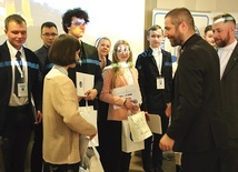 	Część ustna oraz wręczenie nagród (w tym bonów na zakup sprzętu elektronicznego) odbyły się w hotelu Petropol.