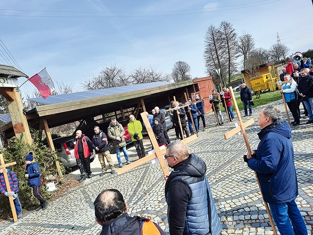 ▲	Pielgrzymi dotarli do Domu Chleba. W to samo miejsce 14 maja powędrują kobiety.