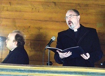 	Pieśni wielkopostne i pasyjne śpiewa  o. Rafał Kobyliński,  za siedmiogłosowymi piszczałkowymi organami Emanuel Bączkowski.