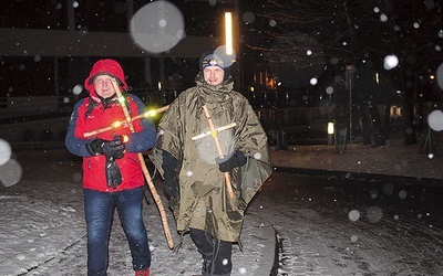 	Pątnicy nocą i przy obficie padającym śniegu maszerowali przez 8 godzin.