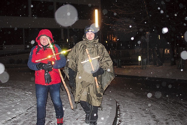 	Pątnicy nocą i przy obficie padającym śniegu maszerowali przez 8 godzin.