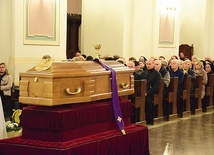 	Zmarłego pożegnali rodzina i mieszkańcy Ostrowca.