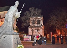 ▼	Pod pomnikiem  św. Jana Pawła II w Łowiczu w rocznicę  jego odejścia modlił się biskup ordynariusz.