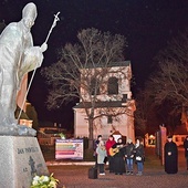 ▼	Pod pomnikiem  św. Jana Pawła II w Łowiczu w rocznicę  jego odejścia modlił się biskup ordynariusz.