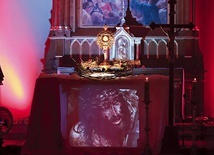 ▲	Wymowna dekoracja, światła i muzyka sprzyjają klimatowi modlitwy pokutnej.