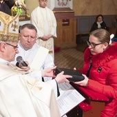 ▲	Uczestnicy otrzymali z rąk biskupa księgę Biblii. 