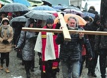 ▲	Intensywne opady śniegu w piątek 1 kwietnia nie przeszkodziły w zaplanowanym nabożeństwie.