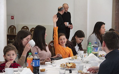 ▼	Uśmiech na twarzy spowodowany naszą gościnnością łagodzi ból tęsknoty za bliskimi, którzy zostali w Ukrainie.