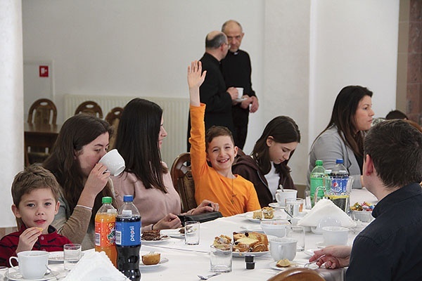 ▼	Uśmiech na twarzy spowodowany naszą gościnnością łagodzi ból tęsknoty za bliskimi, którzy zostali w Ukrainie.