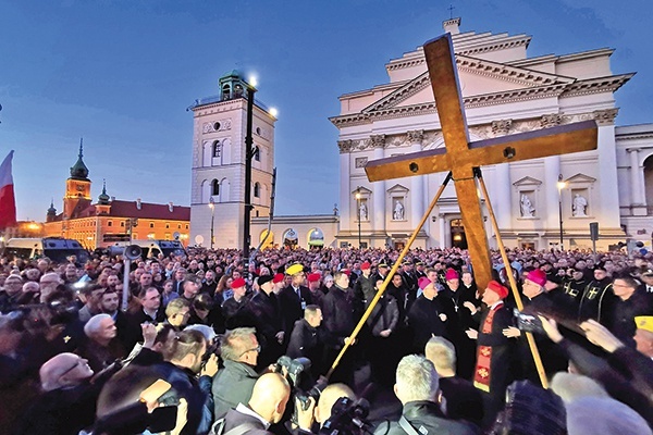 ▲	Tradycyjnie nabożeństwo rozpocznie się  przy kościele św. Anny  o godz. 20.