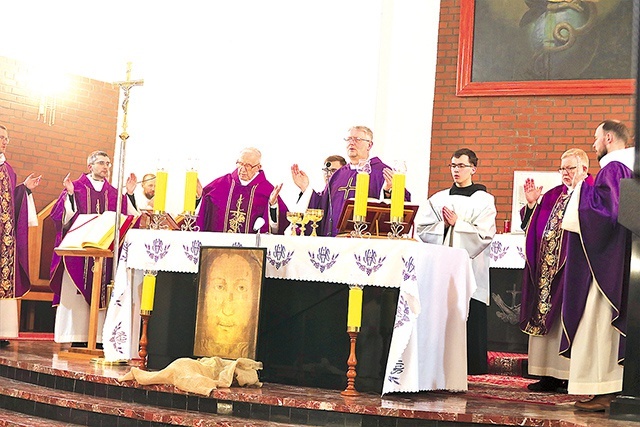 Z gośćmi Centrum św. Maksymiliana modlił się prowincjał o. Marian Gołąb OFMConv. 