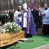 Biskup Piotr Greger przewodniczył uroczystościom pogrzebowym ks. T. Niedzieli w Bulowicach.
