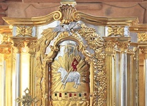 Na ołtarzu głównym pojawiło się oryginalne tabernakulum.