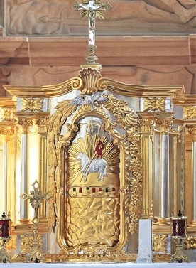 Na ołtarzu głównym pojawiło się oryginalne tabernakulum.