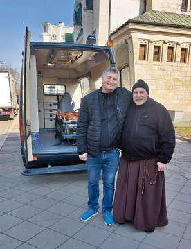 ▲	Andrzej Lysokon razem z o. Krzysztofem Andruszkiewiczem, proboszczem kapucyńskiej parafii we Wrocławiu, przy karetce, która trafiła do Ukrainy.