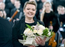 Barbara Janas z kwiatami w czasie podziękowania za zorganizowanie wydarzenia muzycznego.