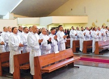 ▲	W naszej diecezji już 638 mężczyzn zostało przygotowanych do pomocy w udzielaniu Eucharystii.