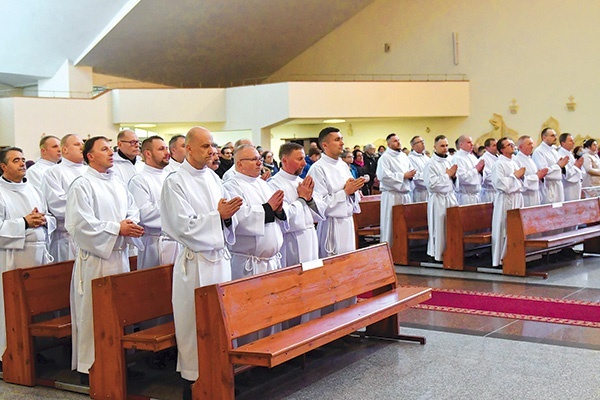 ▲	W naszej diecezji już 638 mężczyzn zostało przygotowanych do pomocy w udzielaniu Eucharystii.