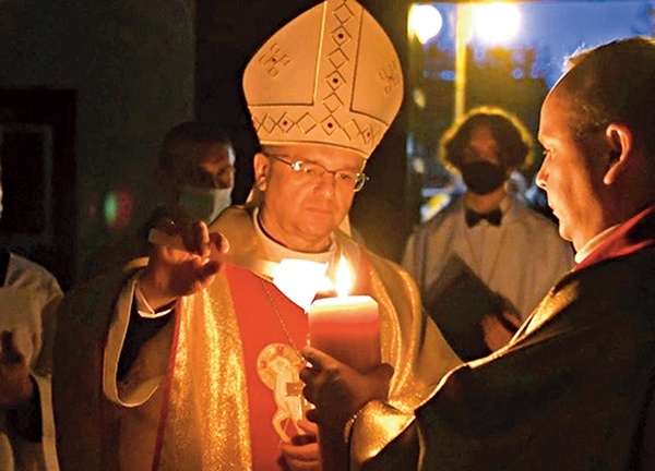 ▲	Śmierć i zmartwychwstanie Pana nazywa się Jego Paschą. Dlatego trzy dni poświęcone liturgicznym obchodom męki, śmierci i zmartwychwstania Pańskiego noszą nazwę Triduum Paschalnego. Stanowi ono szczyt całego roku liturgicznego.  Już teraz zarezerwujmy sobie czas na liturgię w swoich parafiach.