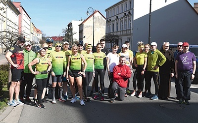 ▲	Uczestnicy pierwszego oficjalnego treningu przed Biegiem  do Pustego Grobu. Na zdjęciu pan Romuald (czerwona bluza), obok niego żona Małgorzata (w białej koszulce).