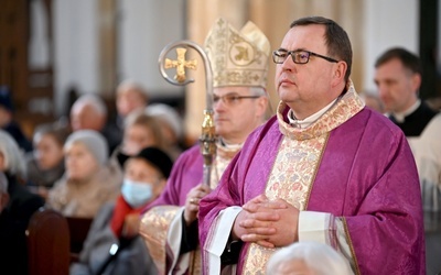 Bp Marek Mendyk w asyście ks. Marka Babuśki w procesji wejścia.