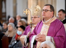 Bp Marek Mendyk w asyście ks. Marka Babuśki w procesji wejścia.