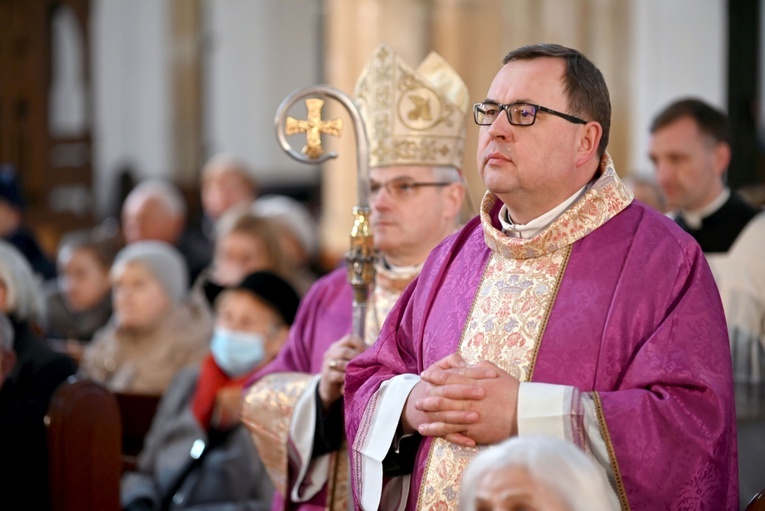 Bp Marek Mendyk w asyście ks. Marka Babuśki w procesji wejścia.