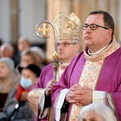 Bp Marek Mendyk w asyście ks. Marka Babuśki w procesji wejścia.