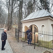 Ksiądz Andrzej Pyrsz, proboszcz bazyliki, wraz z fachowcami remontującymi kaplicę stacji V.