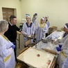 Dyrektor szkoły wraz z paniami z Ukrainy podczas lepienia pierogów.