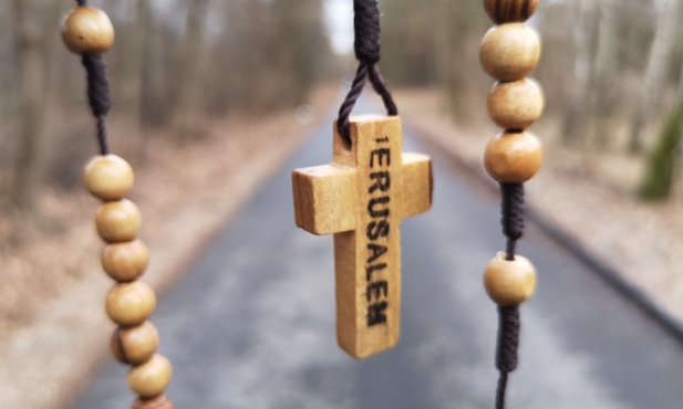 Różaniec wiarą przekutą w modlitwę.