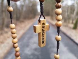 Różaniec wiarą przekutą w modlitwę.