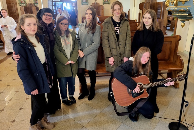 Starsza schola s. Adrianą i nową koleżanką.