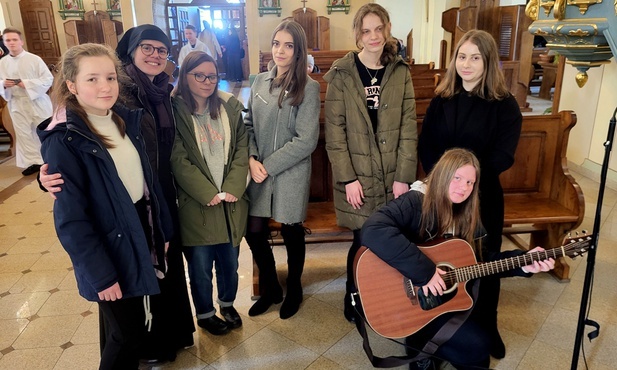 Starsza schola s. Adrianą i nową koleżanką.