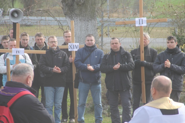 Dziadkowie, ojcowie i chłopcy na drodze Chrystusa