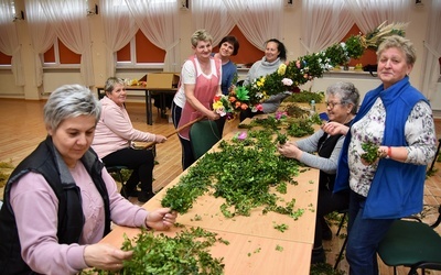 Panie przygotowują palmę z ziół i kwiatów zbieranych przez cały rok.