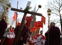 Misteria Męki Pańskiej organizowane w wielu miejscach pozwalają lepiej przeżyć Drogę Krzyżową Jezusa.