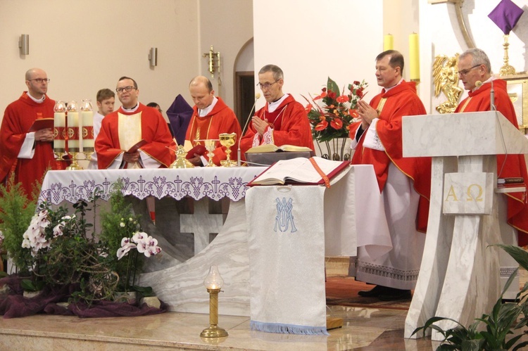 Bierzmowanie w kościele Matki Bożej Szkaplerznej w Tarnowie 2022