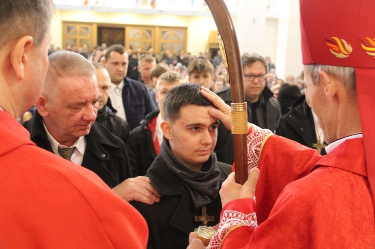 Bierzmowanie w kościele Matki Bożej Szkaplerznej w Tarnowie 2022