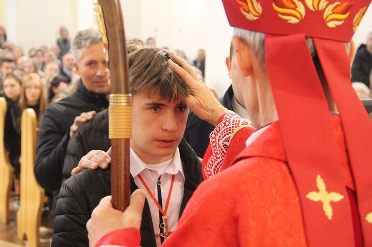 Bierzmowanie w kościele Matki Bożej Szkaplerznej w Tarnowie 2022