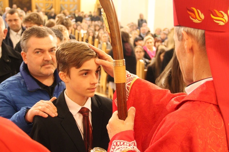 Bierzmowanie w kościele Matki Bożej Szkaplerznej w Tarnowie 2022