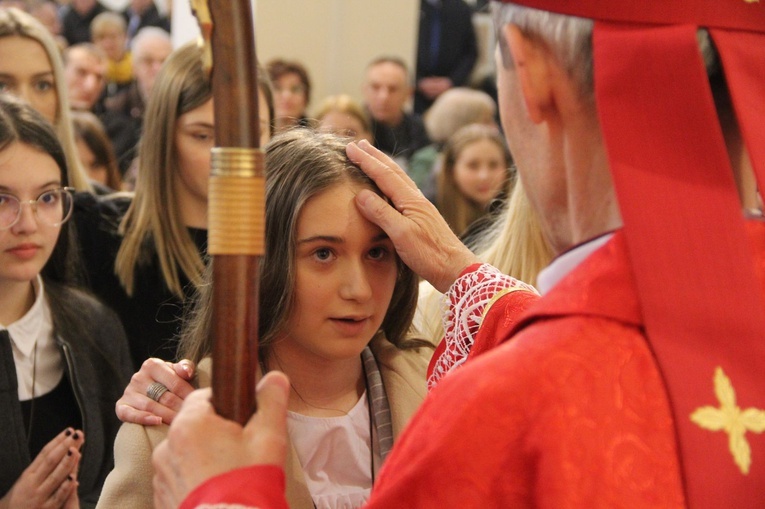 Bierzmowanie w kościele Matki Bożej Szkaplerznej w Tarnowie 2022