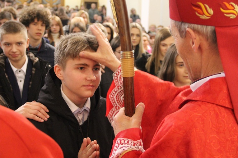 Bierzmowanie w kościele Matki Bożej Szkaplerznej w Tarnowie 2022