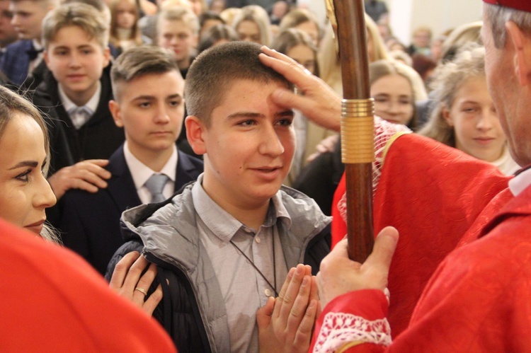 Bierzmowanie w kościele Matki Bożej Szkaplerznej w Tarnowie 2022