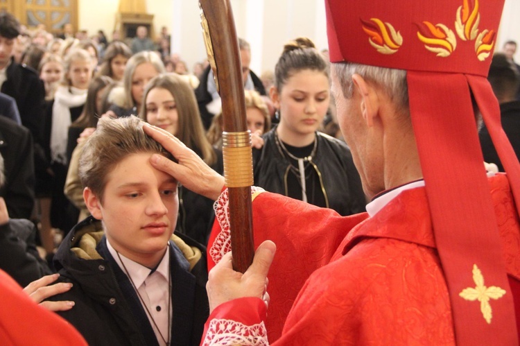 Bierzmowanie w kościele Matki Bożej Szkaplerznej w Tarnowie 2022