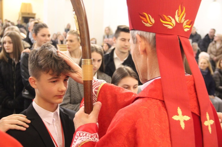 Bierzmowanie w kościele Matki Bożej Szkaplerznej w Tarnowie 2022