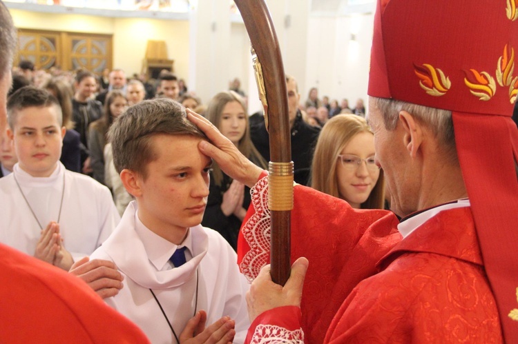 Bierzmowanie w kościele Matki Bożej Szkaplerznej w Tarnowie 2022