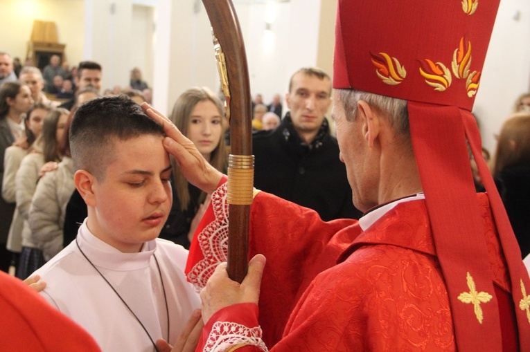 Bierzmowanie w kościele Matki Bożej Szkaplerznej w Tarnowie 2022